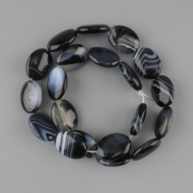 Achat-Perlen, oval flach, 19,5–20 × 15 mm, ca. 38 cm Länge, auf Faden