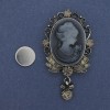 Kamee-Dame-Brosche mit Magnetverschluss, Strasssteine, silberfarbenes Metall, 55×32 mm +