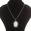 Großes Pendant an Kette, dunkelgraues Perlmutt, Metallfassung mit Strass, ovale Fassung 50×38 mm, Länge 46–54 cm, gestreift