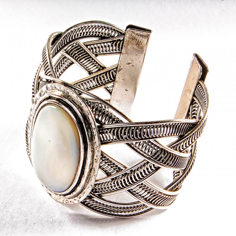Breites Perlmuttarmband mit Metallfassung, klassisch oval