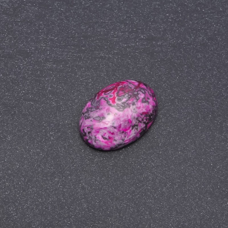 Cabochon aus synthetischem Himbeer-Jaspis 25 × 18 mm