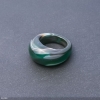 Ring aus grünem Achat, Höhe 6,5–15 mm, Breite 4–8 mm, Durchmesser 19 mm