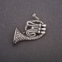 Brosche Trompete mit Strasssteinen, aus grauem Metall, 42 × 45 mm