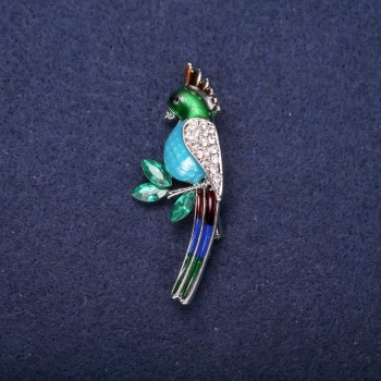 Brosche Papagei, Emaille und Strasssteine, Farben Blau, Hellblau, Grün und Weiß, 50 × 20 mm, silberfarbenes Metall