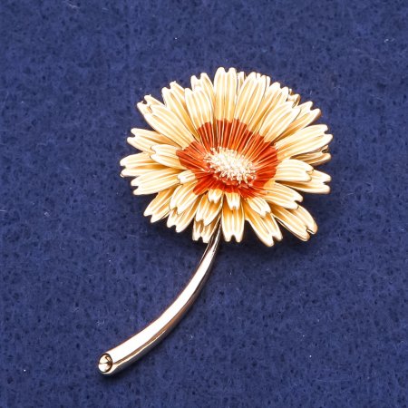 Brosche Gänseblümchen aus goldfarbenem Metall 54 × 34 mm+
