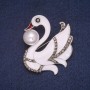 Brosche Schwan, emailliert, mit Perle und Strasssteinen, silberfarbenes Metall, 44×46 mm