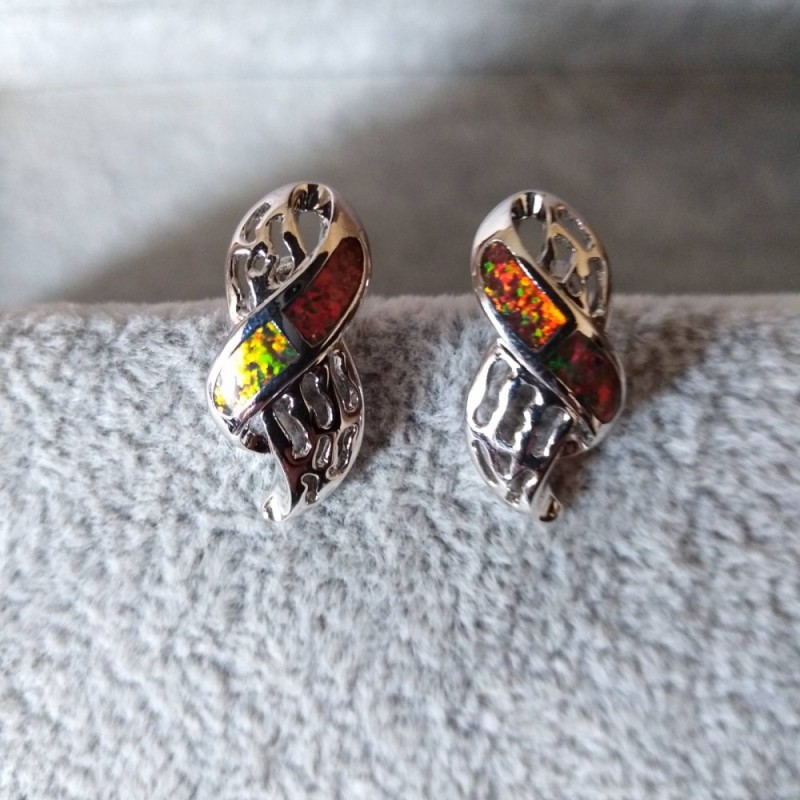 Filigrane Ohrstecker mit Opal, silberfarben / 20×10 mm
