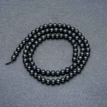 Schungit-Perlen auf Schnur, Naturstein, glatte Kugeln, Durchmesser ca. 4,5 mm, Länge ca. 39 cm