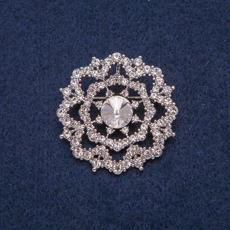 Brosche aus silberfarbenem Metall mit weißen Strasssteinen, 40×40 mm