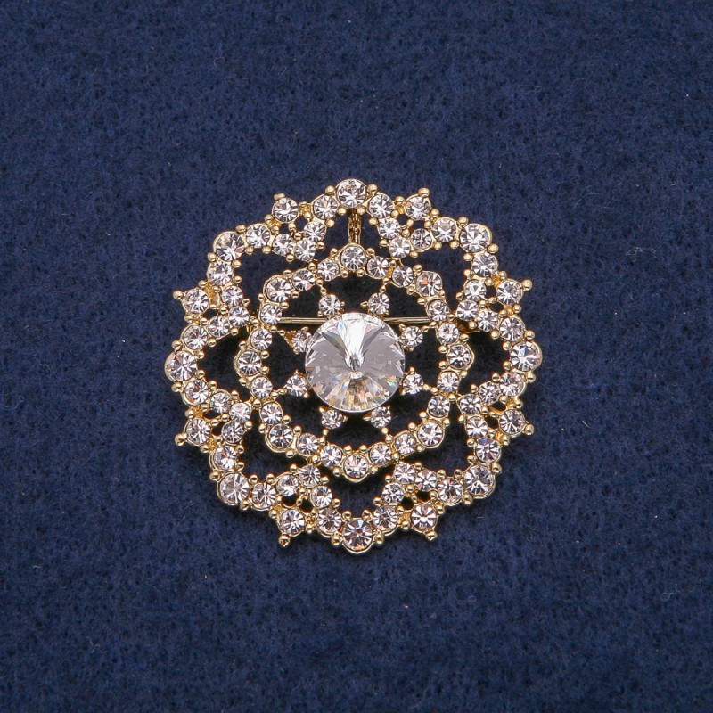 Brosche aus goldfarbenem Metall mit weißen Strasssteinen 40×40 mm