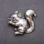 Brosche „Eichhörnchen“ mit Emaille, Farbe grau-silbernes Metall, 37 × 48 mm