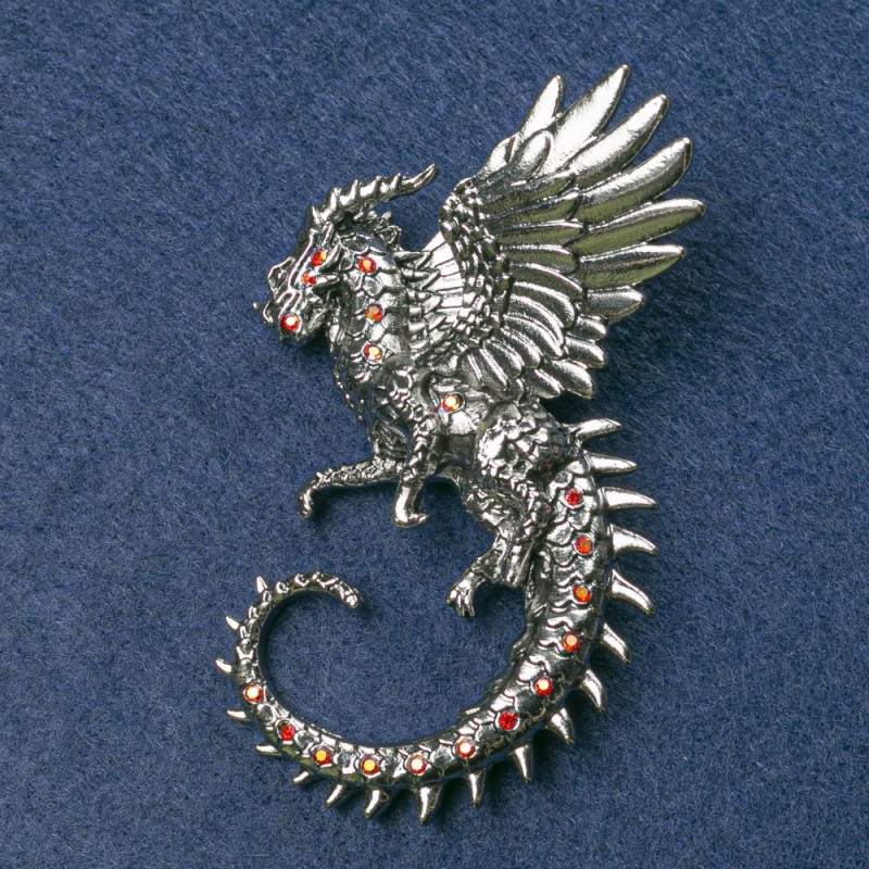 Brosche Drache silberfarbenes Metall mit roten Strasssteinen 64 × 50 mm+