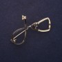 Brosche Stethoskop, schwarzer Emaille, 44 × 30 mm, goldfarbenes Metall