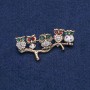 Brosche Eule aus goldfarbenem Metall mit weißen, farbwechselnden, roten und grünen Strasssteinen und Halit-Einlage 52×33 mm +
