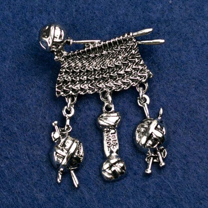 Brosche »Strickerei« hellgraues Metall 46 × 38 mm