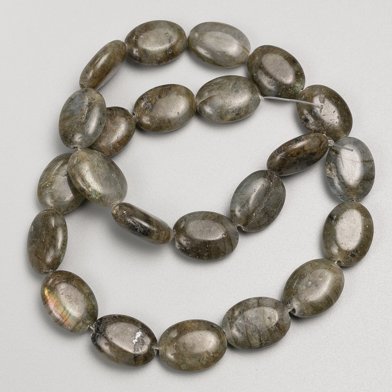Labradorit-Perlen, oval, auf Schnur, Maße ca. 12 × 16 mm, Länge ca. 38 cm