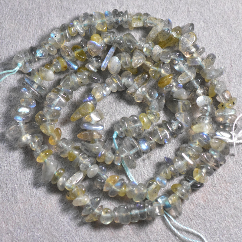 Labradorit-Chipsperlen auf Schnur, Durchmesser 4×2 mm, ca. 3 mm, Länge 40 cm