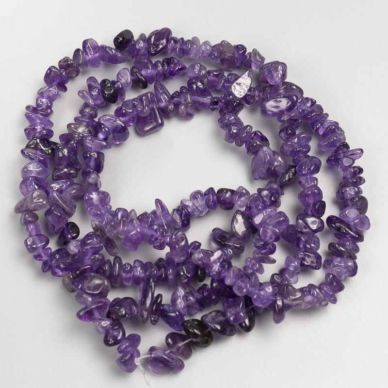 Amethyst-Chips auf langer Schnur, Durchmesser ca. 7–10 × 3–5 mm, Länge ca. 85 cm