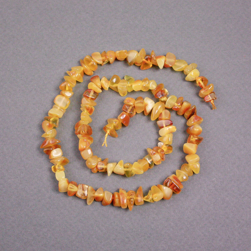 Bernstein-Chips auf Faden, Durchmesser 7 x 4 mm, Länge ca. 39 cm