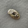Brosche 'Akzent' mit weißen Perlen, goldfarbenes Metall 40 × 25 mm +