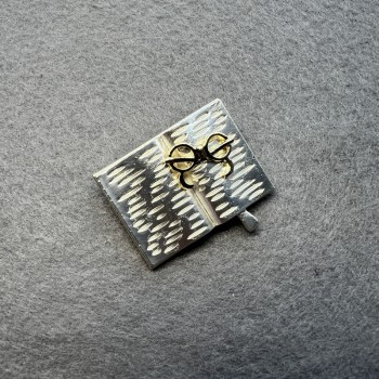 Brosche 'Buch mit Brille' hellgraue Emaille und goldfarbene Emaille, silberfarbenes Metall 35×26 mm
