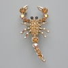 Brosche-Anhänger Skorpion, gelbe Strasssteine und Chameleon-Strass, goldfarbenes Metall, 28 × 54 mm