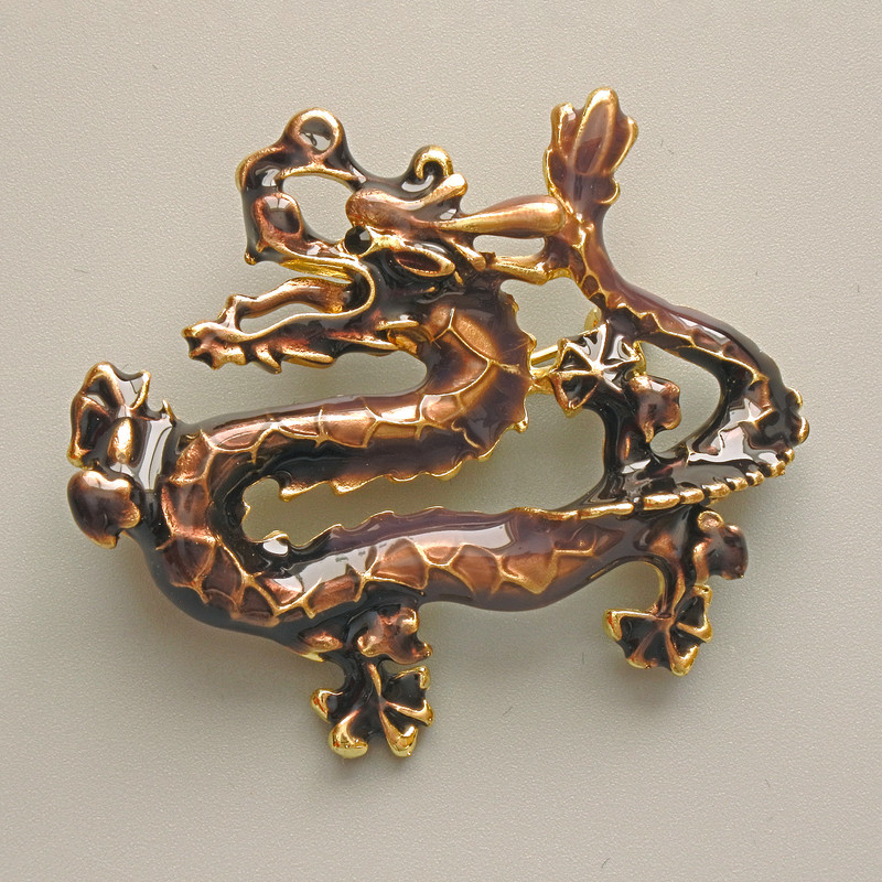Brosche mit Anhänger Drachen, braune Emaille, goldfarbenes Metall, 47 × 41 mm